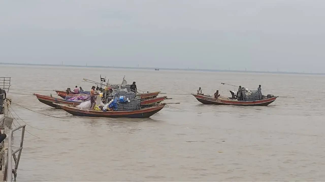 Fisherman Missing, Two Rescued From Hooghly River, After They Jumped Into River Due To Lightning Strike Fear in Diamond Harbour