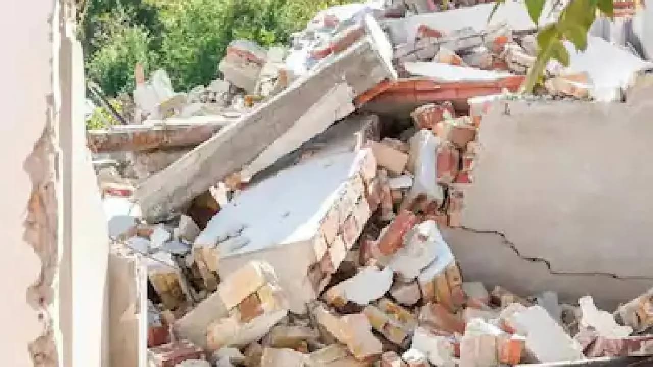 Uttar Pradesh Tragic Accident: Six Members Of Same Family Killed After House Roof Collapses in Pratapgarh