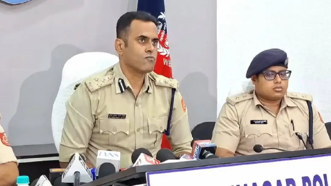 যুবভারতীতে ব্রাজিল ম্যাচ দেখতে যাচ্ছেন? ভুলেও সঙ্গে নেবেন না এই জিনিসগুলি! পুলিশের কড়া নির্দেশিকা যুবভারতীতে ব্রাজিল ম্যাচ দেখতে যাচ্ছেন? ভুলেও সঙ্গে নেবেন না এই জিনিসগুলি! পুলিশের কড়া নির্দেশিকা