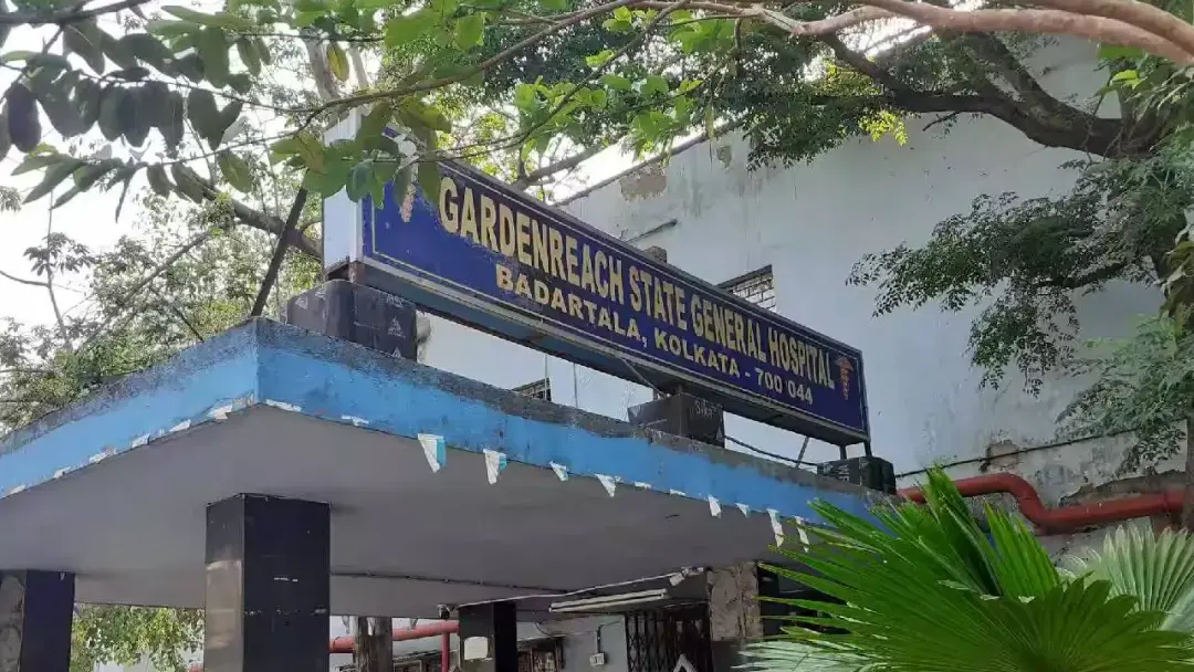 গার্ডেনরিচ হাসপাতালে চরম উত্তেজনা! নিষিদ্ধ এলাকায় ভিডিও তুলে পুলিশের সঙ্গে ধস্তাধস্তিতে আটক ৩ গার্ডেনরিচ হাসপাতালে চরম উত্তেজনা! নিষিদ্ধ এলাকায় ভিডিও তুলে পুলিশের সঙ্গে ধস্তাধস্তিতে আটক ৩