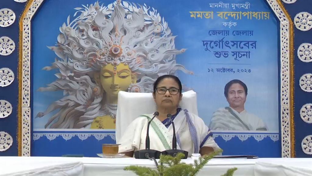 Mamata Banerjee: ‌শুরু মুখ্যমন্ত্রীর পুজো উদ্বোধন, পায়ে চোটের জন্য বাড়ি থেকে ভার্চুয়ালি উদ্বোধন 