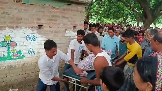 Murshidabad Incident: মঙ্গলবার সকালে মুর্শিদাবাদের সুতি থানার অন্তর্গত সাদিকপুর-চাঁদমারি গ্রামে এক মহিলার রক্তাক্ত দেহ উদ্ধারের ঘটনাকে ঘিরে ব্যাপক চঞ্চল্য ছড়িয়েছে ওই এলাকায়। পুলিশ সূত্রে জানা গেছে, মৃত এই মহিলার নাম আমিনা বিবি (৫৫)। মৃতার পরিবারের অভিযোগ, সোমবার রাতে ওই মহিলা যখন বাড়িতে একা ঘুমিয়ে ছিলেন সেই সময় কয়েকজন অজ্ঞাত পরিচয় ব্যক্তি বাড়িতে ঢুকে তাঁকে খুন করেছে।