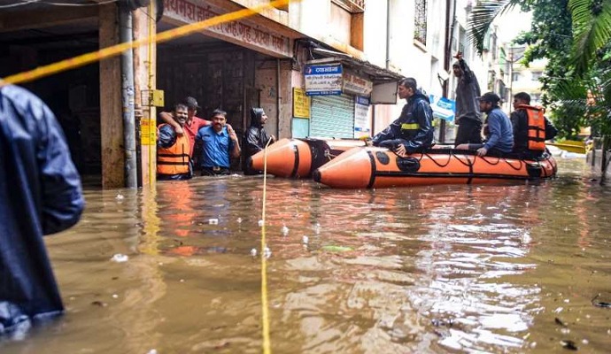 বৃষ্টিতে বিপর্যস্ত মুম্বই এবং পুনে