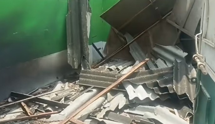 উড়ে গেল বাড়ির চাল, ফাটল ধরল দেওয়ালে। শুক্রবার ঘটনাটি ঘটেছে দক্ষিণ দিনাজপুরের গঙ্গারামপুরের ঠাঙাপাড়ায়