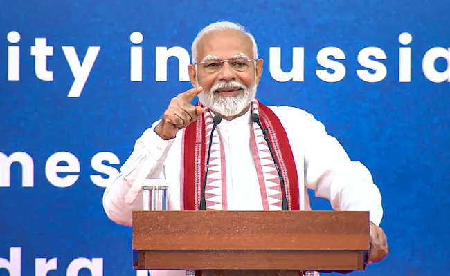 সকলকে পিছনে ফেলে ৬৯ রেটিং নিয়ে সবার শীর্ষে রয়েছেন ভারতের প্রধানমন্ত্রী