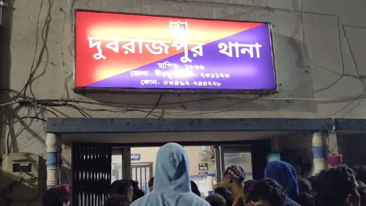 two detained while trying to escape after snatching a bag filled gold ornaments in Dubrajpur