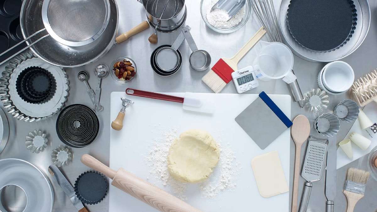 By this home made mixture you can easily remove the burning stain of steel and aluminium utensils